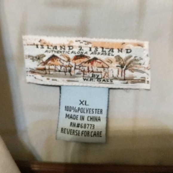 Men's Island 2 Island by W.R. Gass Aloha Shirt - Picture 2 of 6